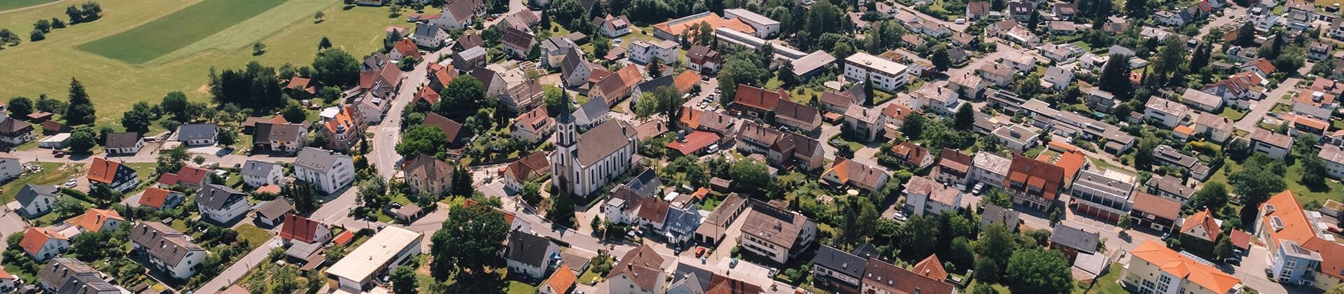 Dauchingen von oben. Wohnhäuser und Gebäude umgeben von grünen Wiesen und Feldern. Dauchingen von oben. Wohnhäuser und Gebäude umgeben von grünen Wiesen und Feldern.