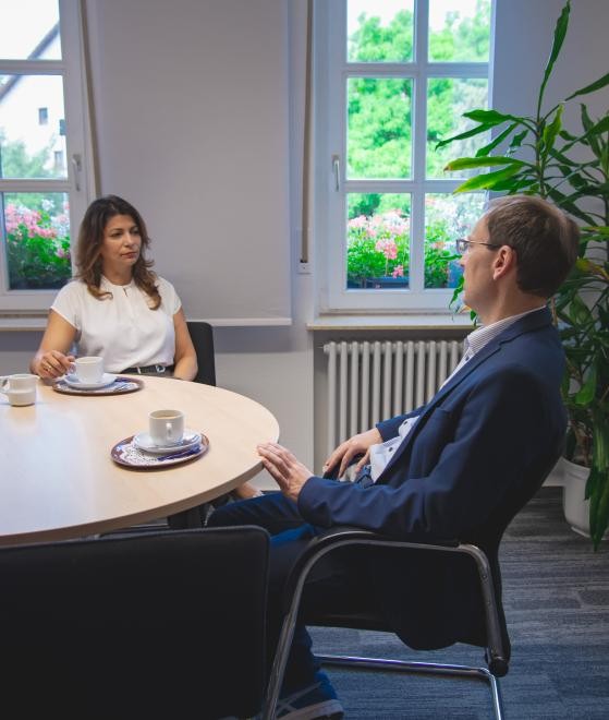 Links am runden Tisch des Bügrermeisterbüros Frau MdB Türk-Nachbaur und rechts daneben Bürgermeister Dorn im angeregten Gespräch.