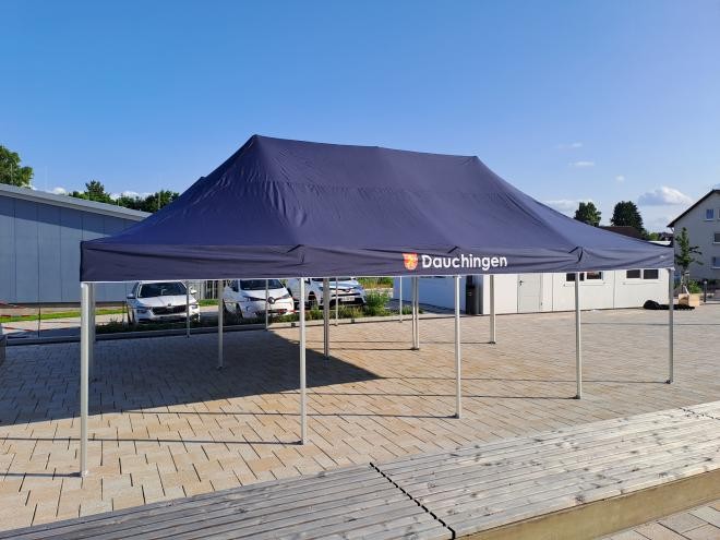Pavillon in blau auf dem Dorfplatz mit dem Wappen und der Aufschrift "Dauchingen"