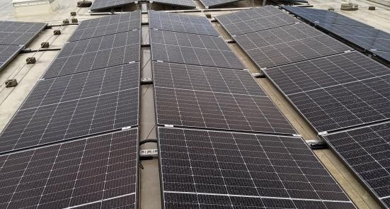 Mehrere Solarpaneele nebeneinander auf dem Dach des Familienzentrums installiert.