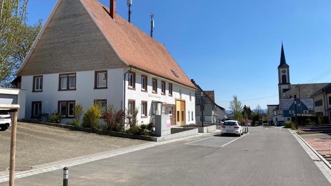 Wilhelm-Feder-Haus nach der Renovierung mit der neuen weißen Fassade