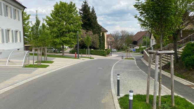 Selber Abschnitt der Wilhelm-Feder-Straße nach der Sanierung. Neue Fahrbahndecke, neu angelegte Parkbuchten, Straßenleuchten und neue Bepflanzung.