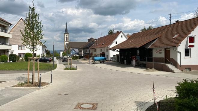 Wilhelm-Feder-Straße Blick auf die Zunftstube und die Kirche. Neue Pflastersteine 