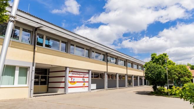Der Schulhof und die Grundschule der Gemeinde.