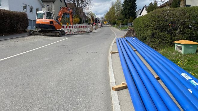 Blaue Leitungsrohre auf dem Gehweg in der Niedereschacher Straße.
