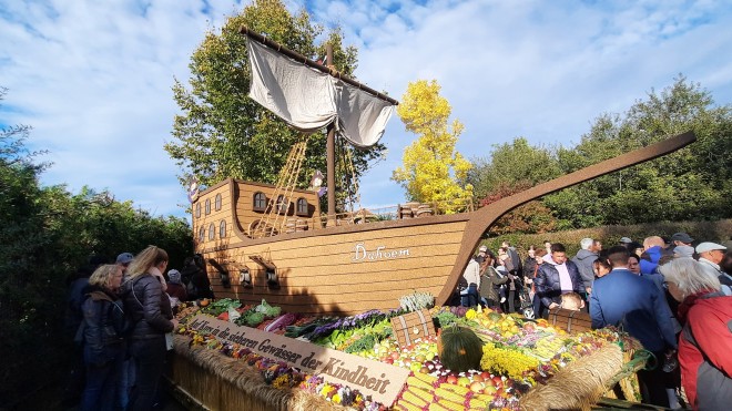 Das Piratenschiff auf einem Wagen der reichlich bepflanzt und mit herbstlicher Deko bestückt ist.