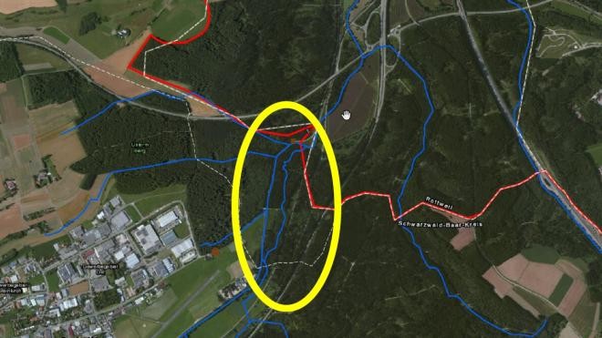 Luftbild von oben der Bereich der Renaturierung ist mit einem gelben Kreis versehen.