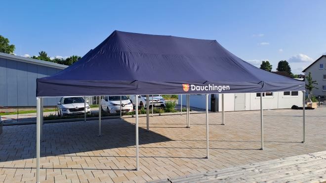 Pavillon in blau auf dem Dorfplatz mit dem Wappen und der Aufschrift "Dauchingen"