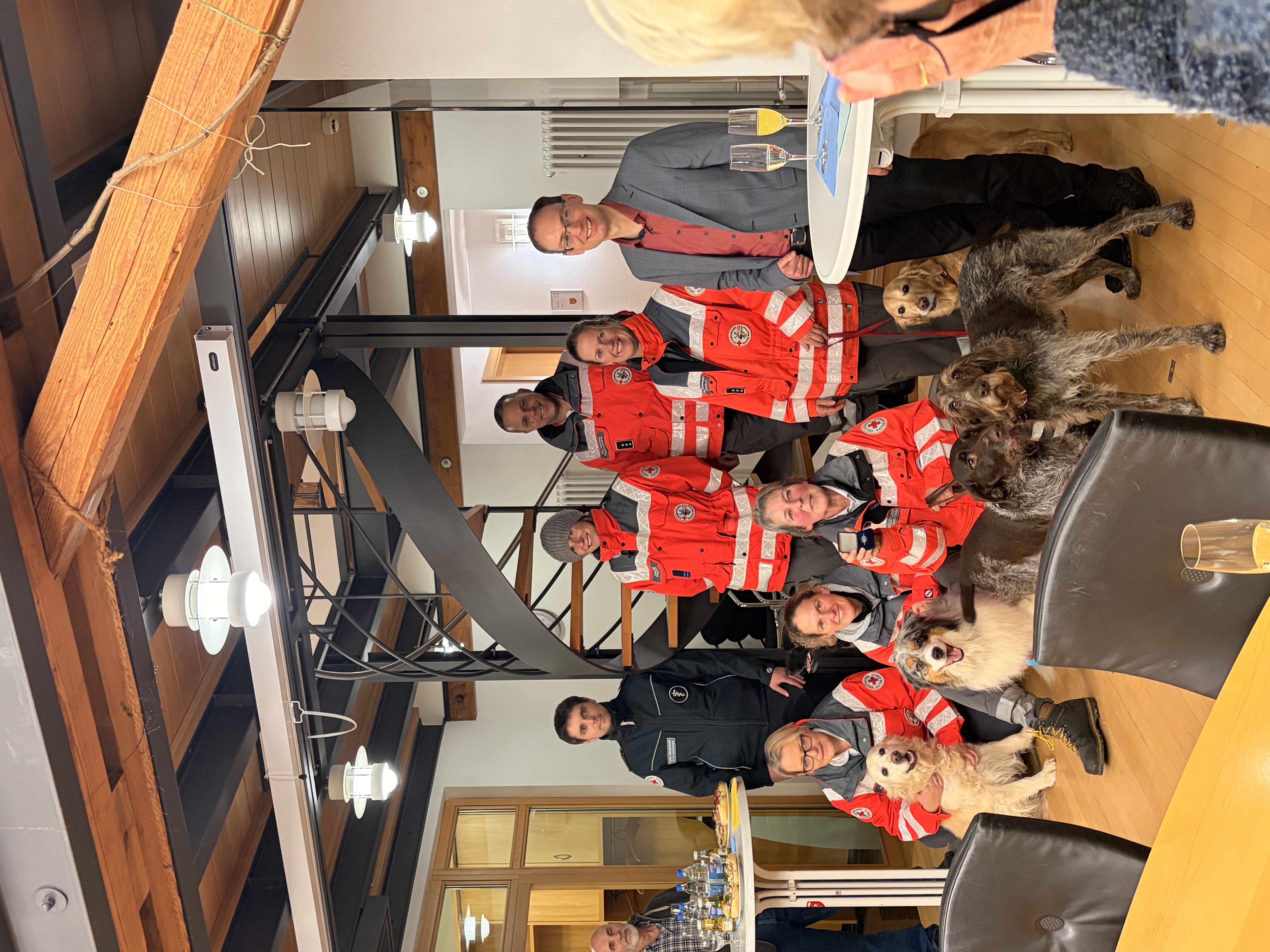 Die Rettungshundestaffel mit 6 Personen in DRK-Kleidung, die Hunde sind ebenfalls zu sehen und auch Bürgermeister Dorn.