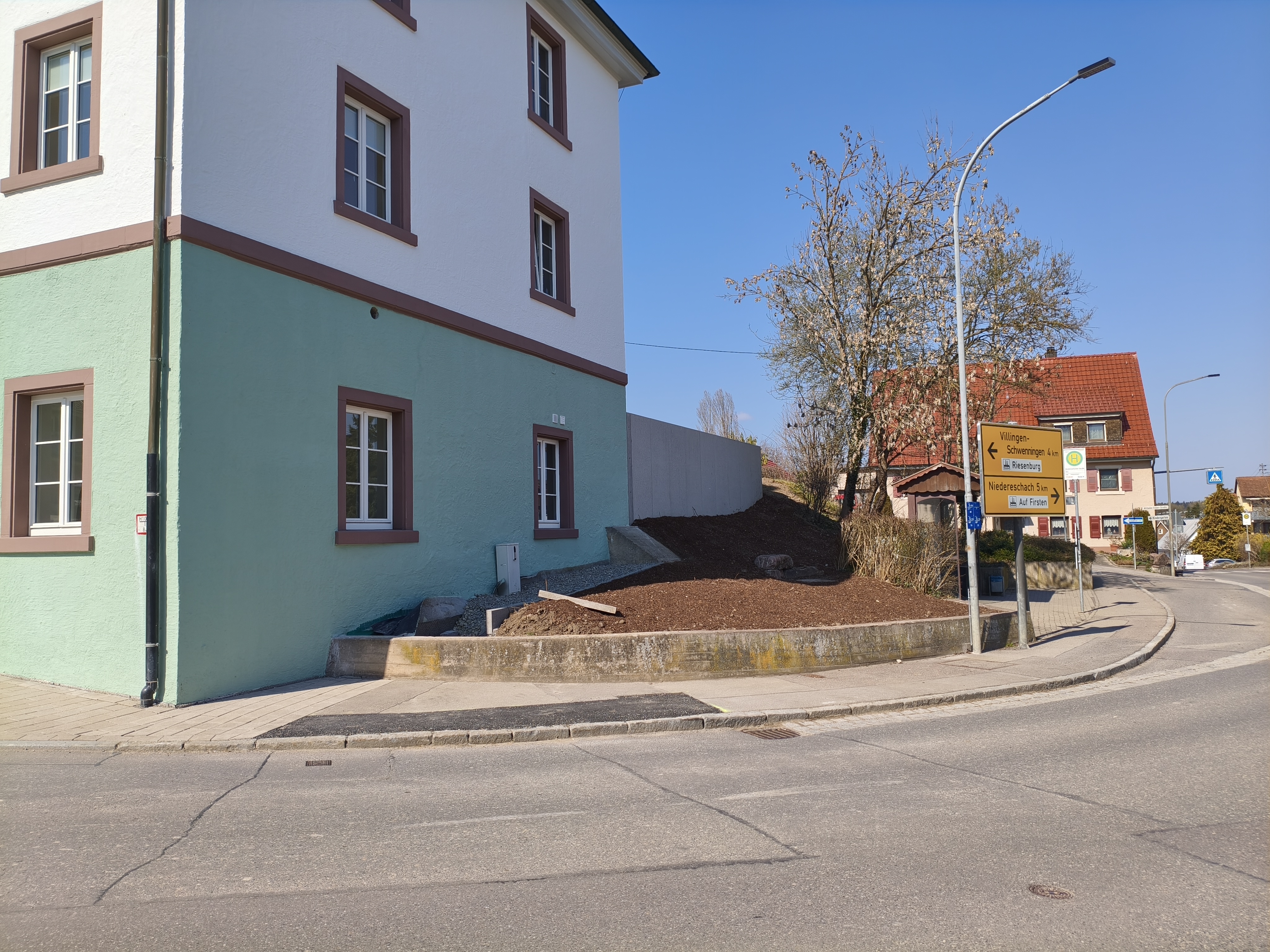 Pfarrhaus aus der Deißlinger Straße, der Garten wurde aufgefüllt und es wurde eine Stützmauer angebracht.