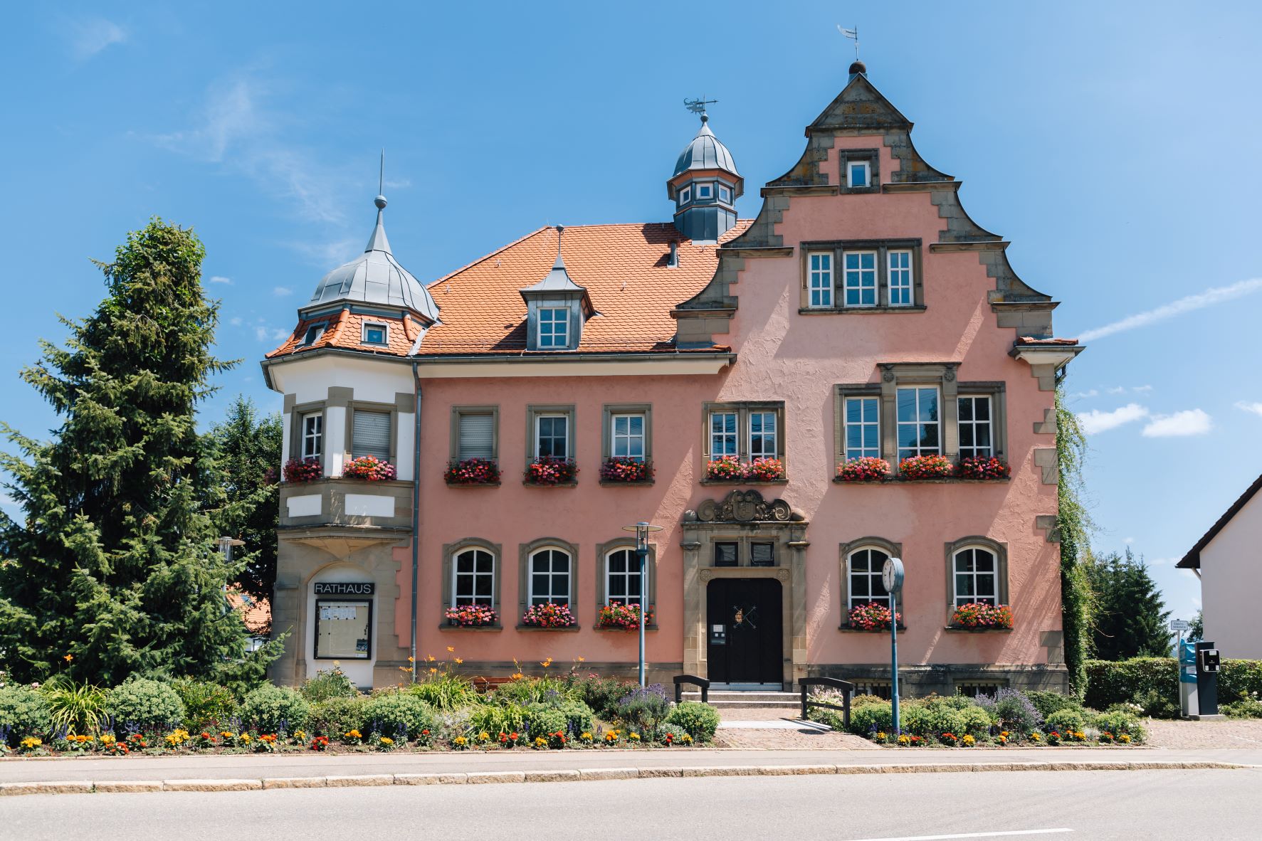 Rathaus von der Straßenseite aus bei schönem Wetter fotografiert.