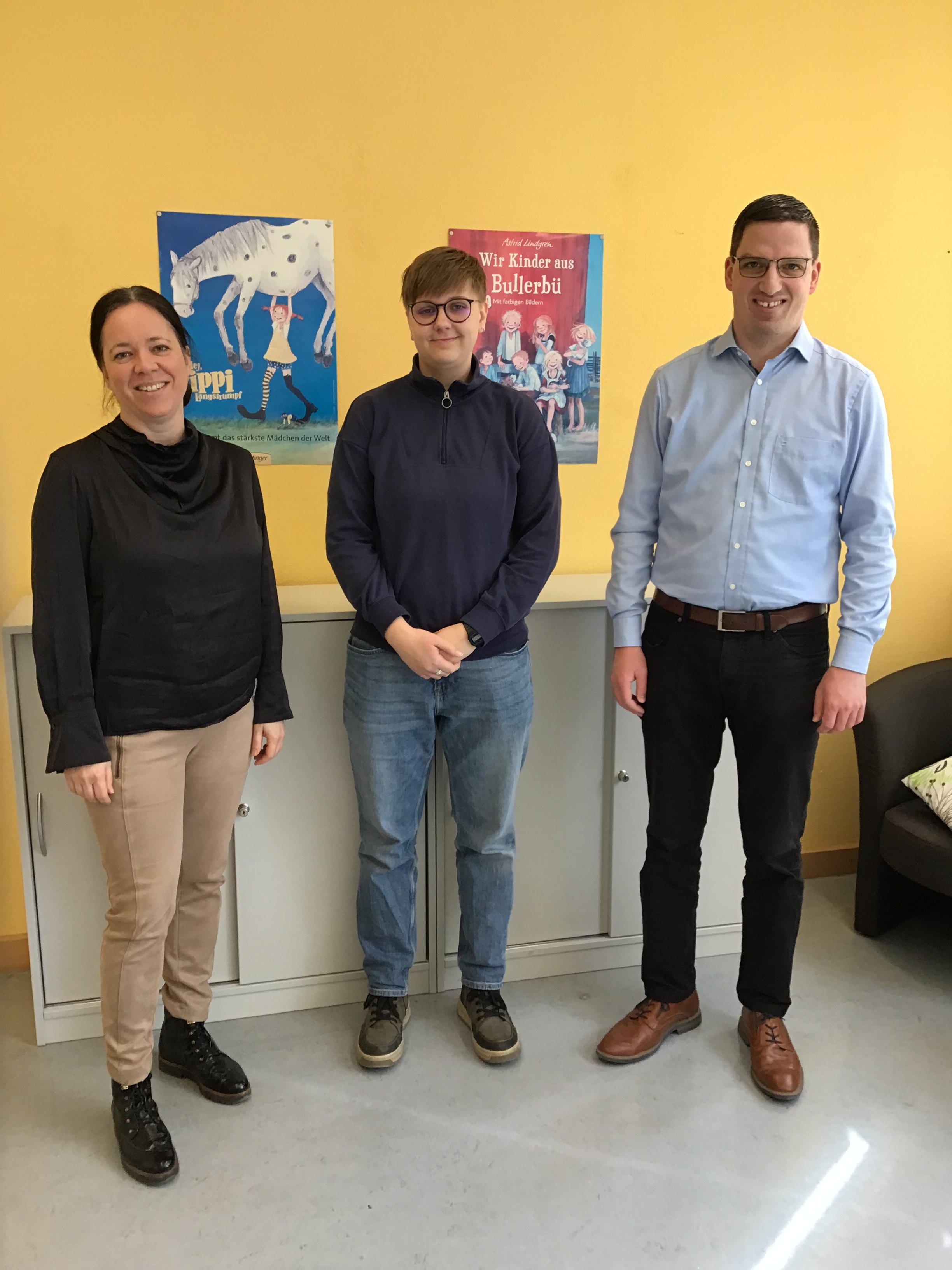 Rektorin Kathrin Michl, FSJ-Kraft Mirja Wohlfahrt und Hauptamtsleiter Andreas Krebs bei dem gemeinsamen Austausch in der Schule.