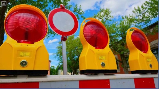 Absperrungsleuchten und ein Durchfahrtverbotenschild.