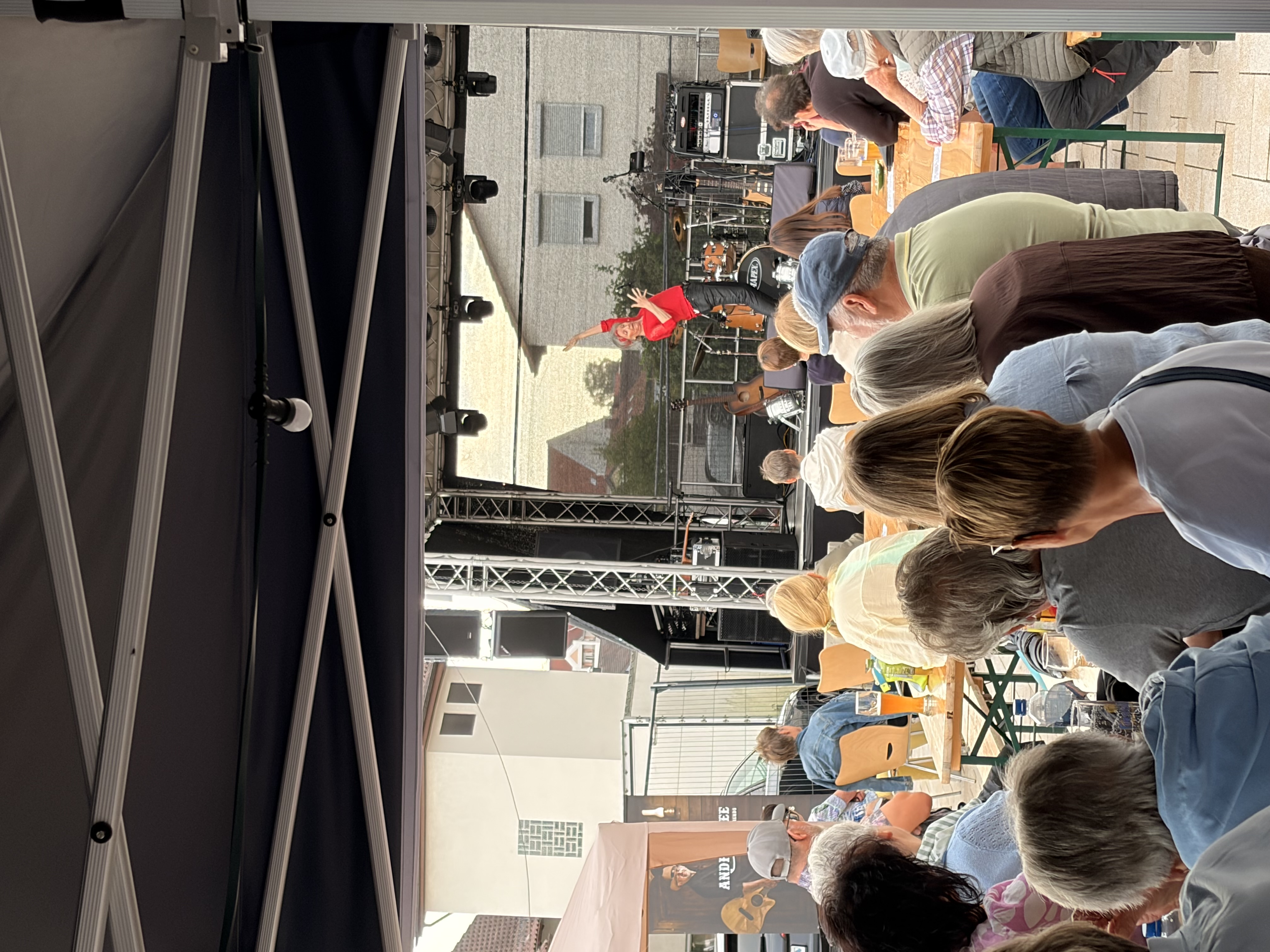 Die Besucher schauen der Kabarettistin Marianne Schätzle zu.