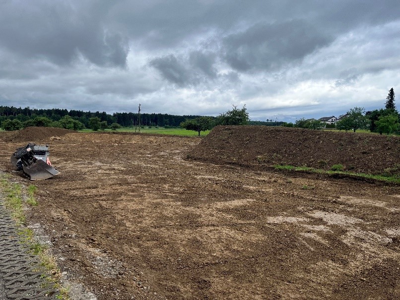 Braune Feldfläche, hier soll die Regenrückehalteeinrichtung entstehen.