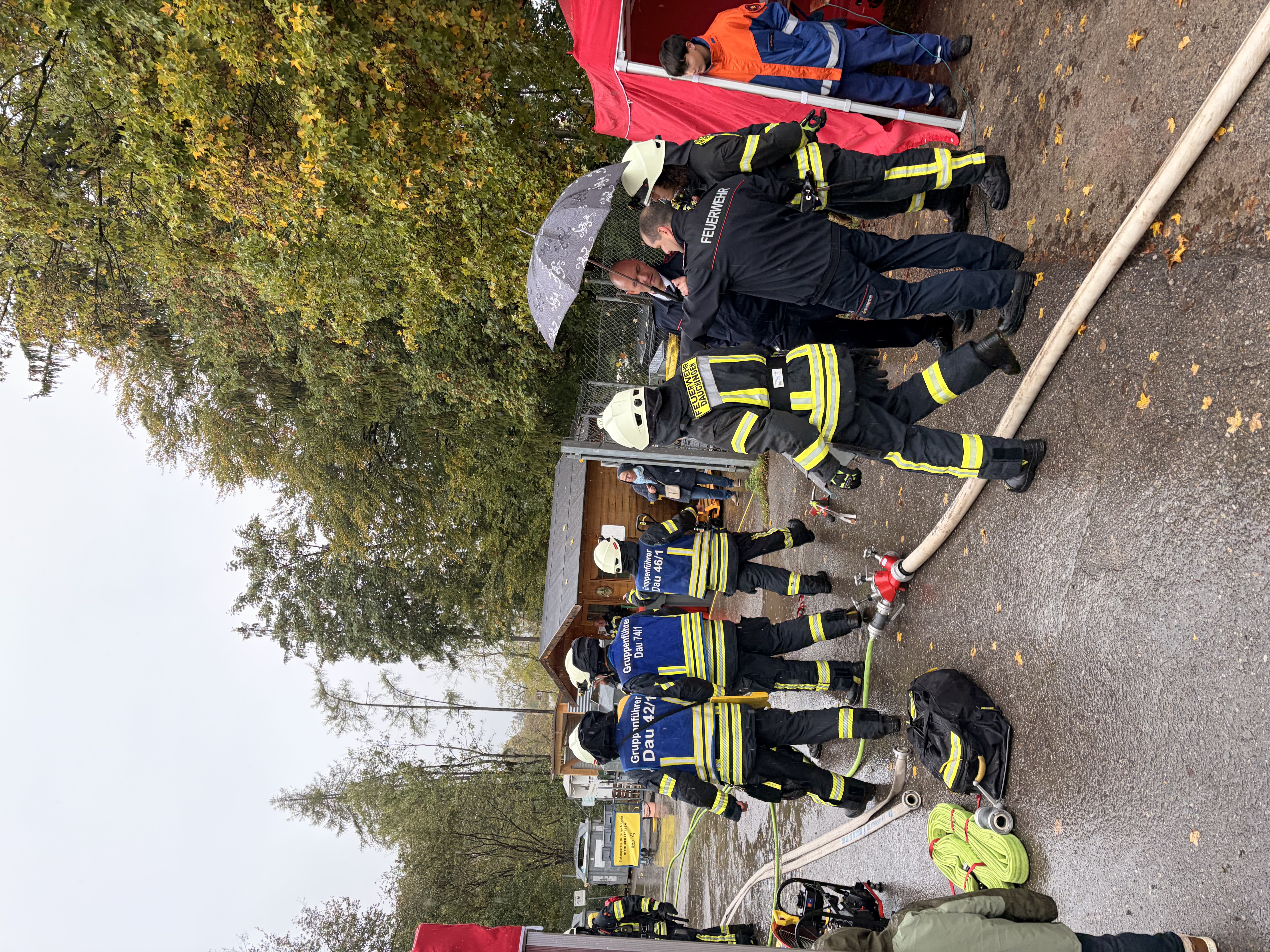 Einige Mitglieder der Freiwilligen Feuerwehr von hinten fotografiert.
