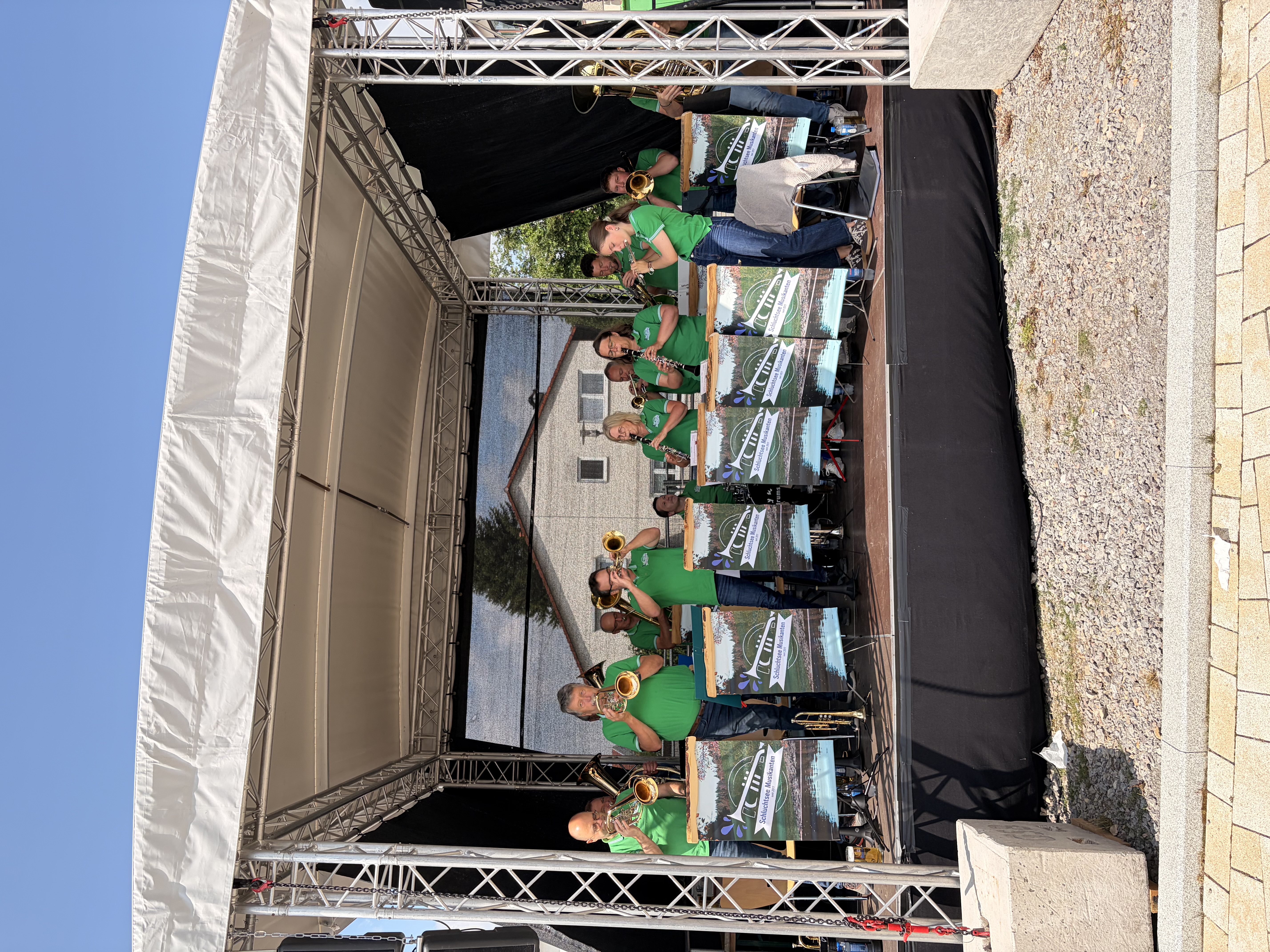 Die Schlüchtseemusikanten auf der Bühne beim Kulturwochenende in ihren grünen Shirts.
