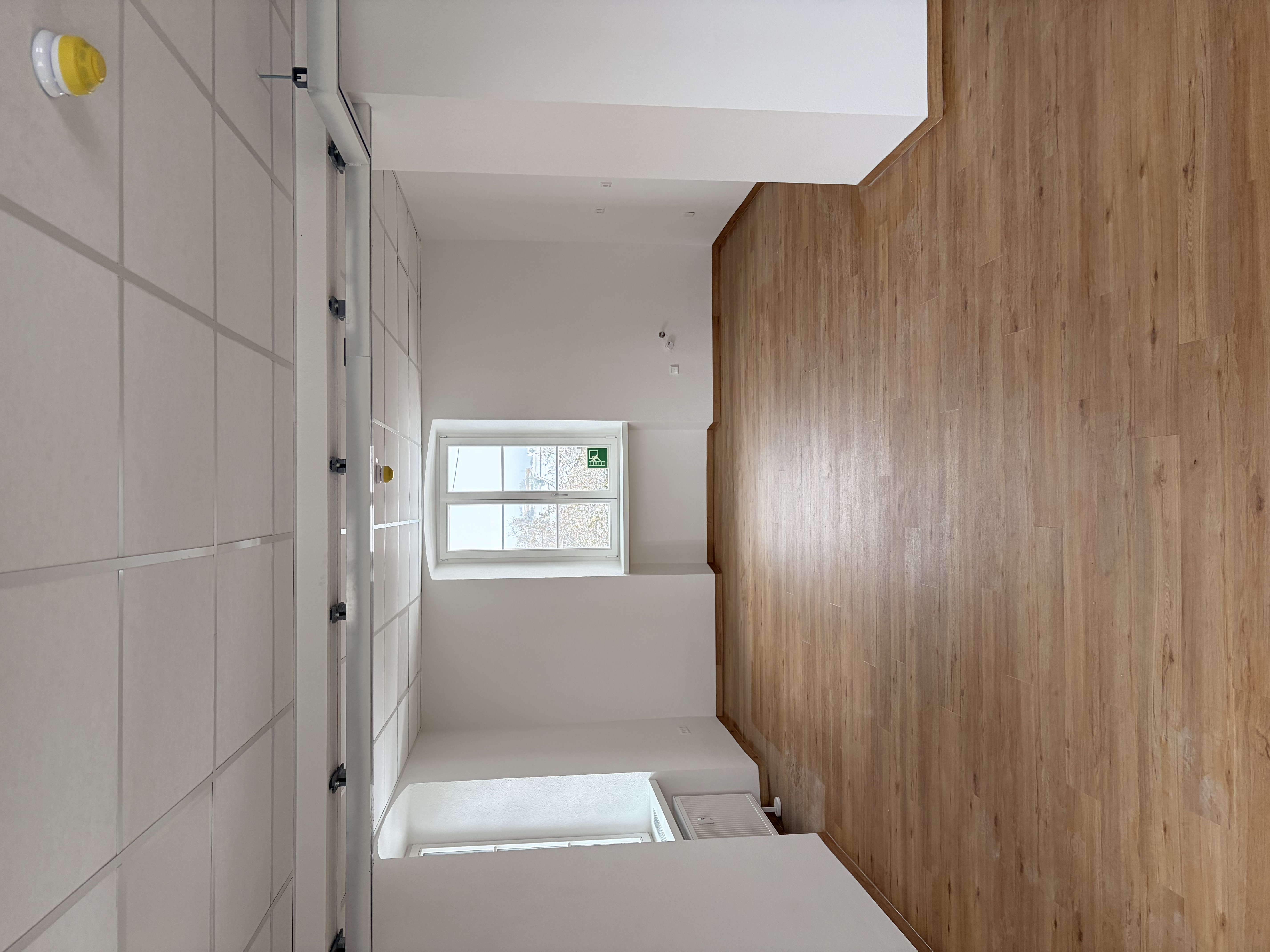 Vereinsraum innen mit schönem Holzboden, sehr hell und offen gestaltet.
