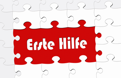 Weißes Puzzle, welches rote Puzzleteile enthält, auf denen "Erste Hilfe" steht.