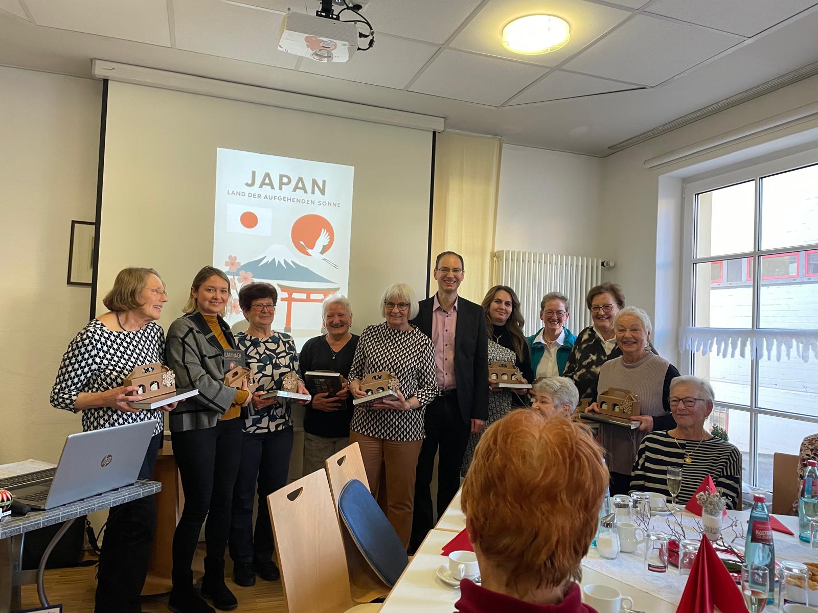 Das Team des Café Mieinanders strahlend mit den Präsenten in der Hand, zwischendrin Bürgermeister Torben Dorn.